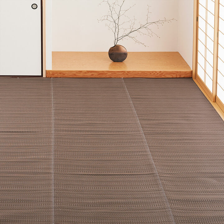 畳の上ページ 入り口の畳は三角形。青い壁がオシャレな畳スペース